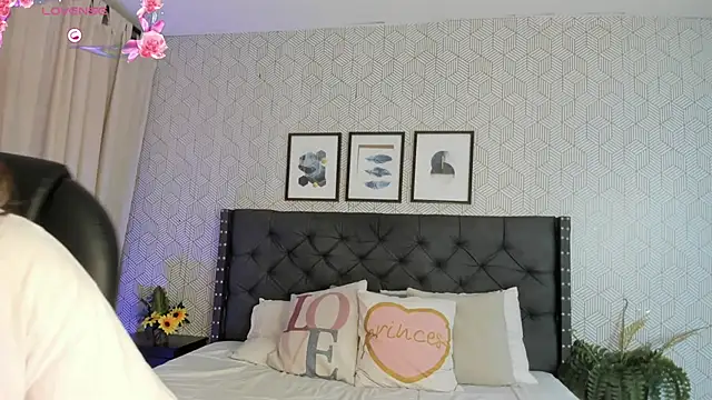 Snapshot of emma__smith1 chatting on 02/18/25, 12:28 emma smith1 online show from 02/18/25, 12:28