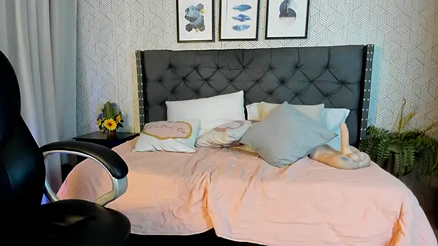 Snapshot of emma__smith1 chatting on 02/19/25, 06:32 emma smith1 online show from 02/19/25, 06:32