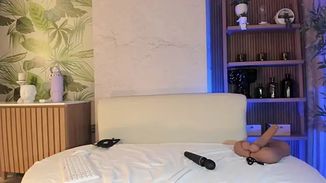 LIAH IZUMI online show from 10/28/25, 01:25