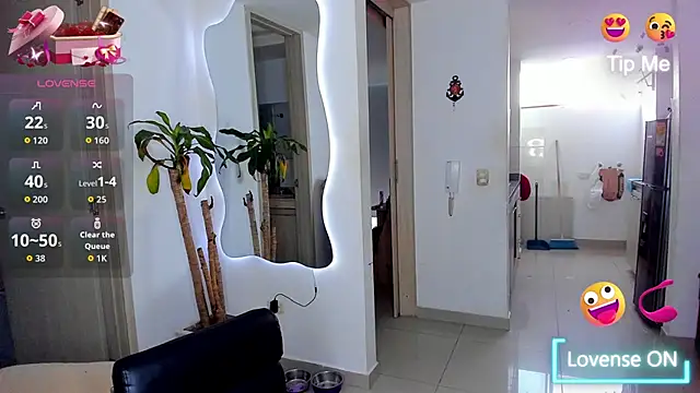 Snapshot of AbrilStivenson_ chatting on 10/17/25, 10:01 AbrilStivenson online show from 10/17/25, 10:01