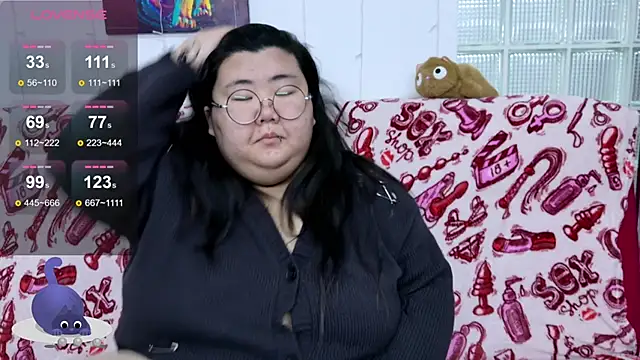 Snapshot of Nadine_asian chatting on 12/20/25, 01:23 Nadine asian online show from 12/20/25, 01:23