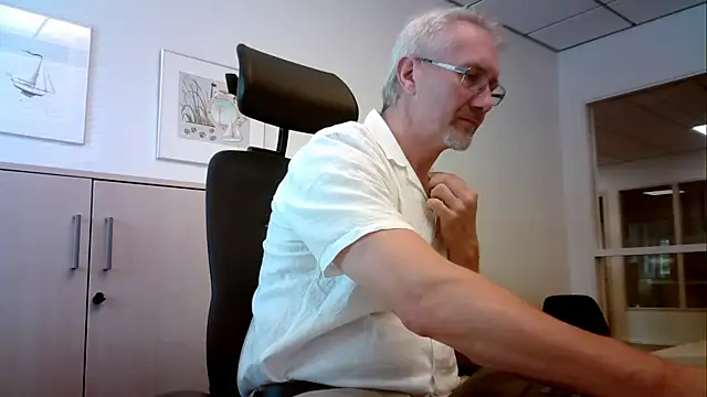 Snapshot of tom-swede chatting on 07/17/26, 11:39 tom-swede online show from 07/17/26, 11:39