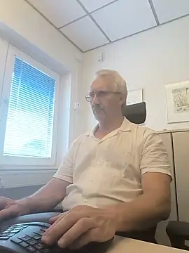 Snapshot of tom-swede chatting on 07/24/26, 01:31 tom-swede online show from 07/24/26, 01:31