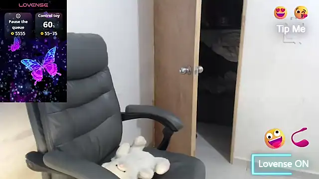 Snapshot of sweettmiah chatting on 04/15/26, 08:32 sweettmiah online show from 04/15/26, 08:32