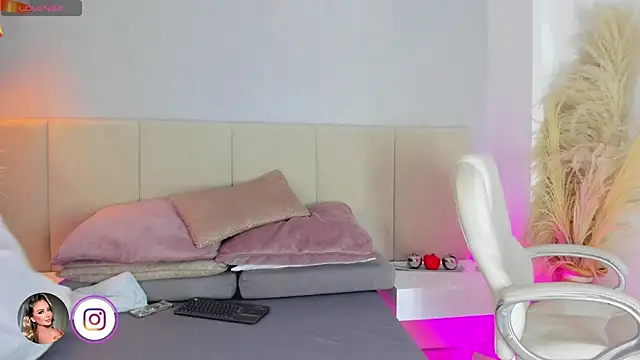 Snapshot of sofia_pamela chatting on 12/15/25, 07:18 sofia pamela online show from 12/15/25, 07:18