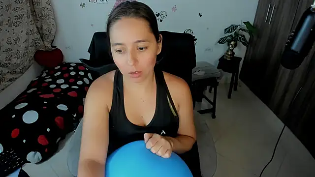 Snapshot of isa_loves_cum chatting on 05/06/26, 04:52 isa loves cum online show from 05/06/26, 04:52