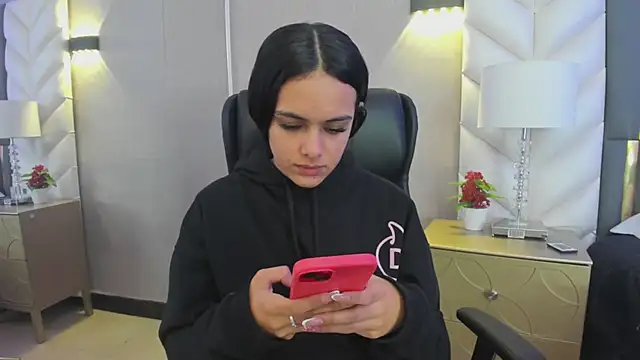 Snapshot of ChloeHarper_ chatting on 03/25/26, 11:49 ChloeHarper online show from 03/25/26, 11:49