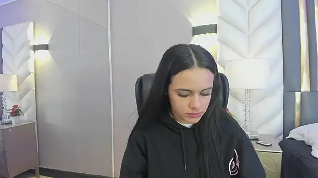 Snapshot of ChloeHarper_ chatting on 03/27/26, 11:43 ChloeHarper online show from 03/27/26, 11:43