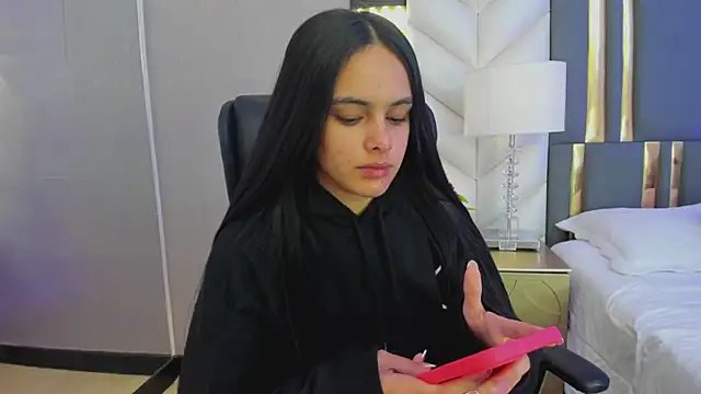 Snapshot of ChloeHarper_ chatting on 03/31/26, 11:43 ChloeHarper online show from 03/31/26, 11:43