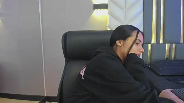 Snapshot of ChloeHarper_ chatting on 04/09/26, 11:37 ChloeHarper online show from 04/09/26, 11:37