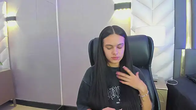 Snapshot of ChloeHarper_ chatting on 04/12/26, 12:21 ChloeHarper online show from 04/12/26, 12:21