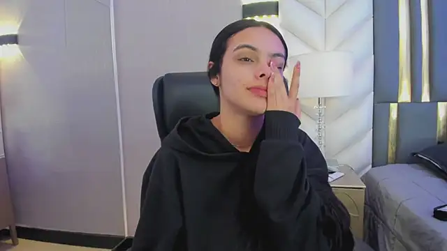 Snapshot of ChloeHarper_ chatting on 04/15/26, 12:01 ChloeHarper online show from 04/15/26, 12:01