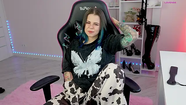 Snapshot of Latex_Kitty chatting on 03/18/26, 02:09 Latex Kitty online show from 03/18/26, 02:09