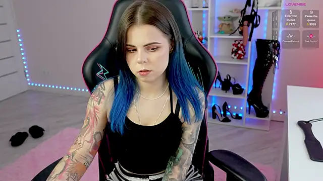 Snapshot of Latex_Kitty chatting on 04/15/26, 02:46 Latex Kitty online show from 04/15/26, 02:46