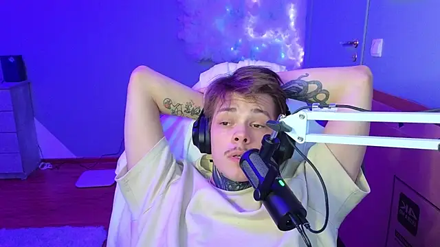 DENIS HERE online show from 01/07/25, 02:20