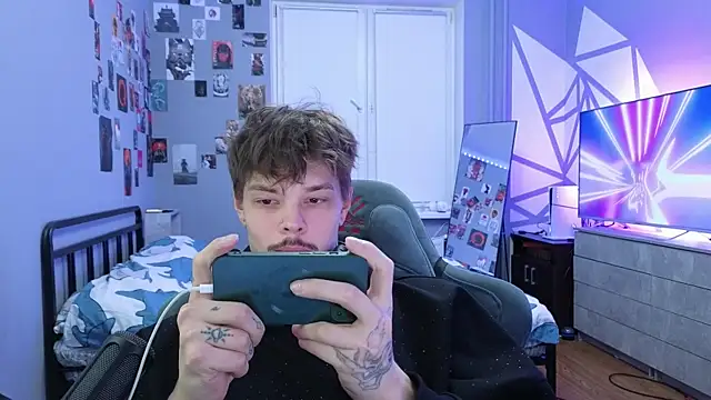 DENIS HERE online show from 02/04/25, 04:18