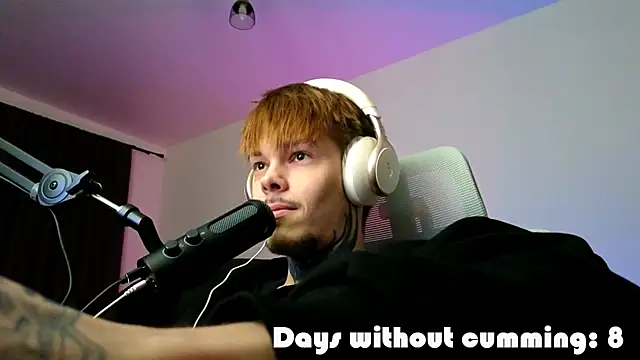 Snapshot of DENIS_HERE chatting on 04/12/26, 11:21 DENIS HERE online show from 04/12/26, 11:21