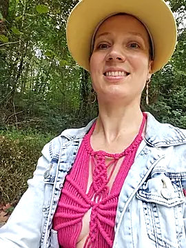 Exhibitionsplit online show from 09/15/25, 01:33