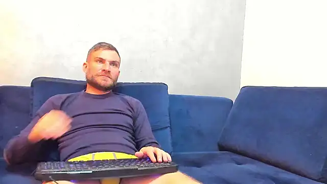 Snapshot of 10in_deluxe chatting on 02/19/25, 10:01 10in deluxe online show from 02/19/25, 10:01