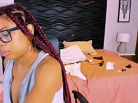 Naomi Tylers online show from 10/26/25, 02:17