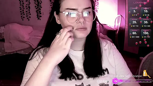 Snapshot of strawberry_elfcat chatting on 12/03/24, 06:37 strawberry elfcat online show from 12/03/24, 06:37