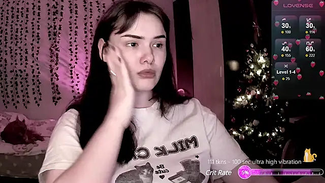 Snapshot of strawberry_elfcat chatting on 12/19/24, 11:35 strawberry elfcat online show from 12/19/24, 11:35