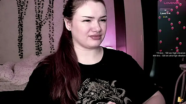 Snapshot of strawberry_elfcat chatting on 10/28/25, 08:29 strawberry elfcat online show from 10/28/25, 08:29