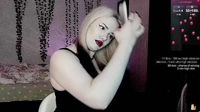 Snapshot of strawberry_elfcat chatting on 04/24/26, 02:14 strawberry elfcat online show from 04/24/26, 02:14