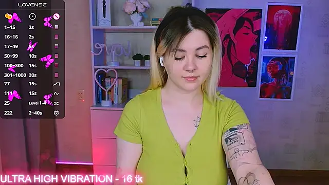 Snapshot of cutie_mili chatting on 02/13/25, 04:43 cutie mili online show from 02/13/25, 04:43