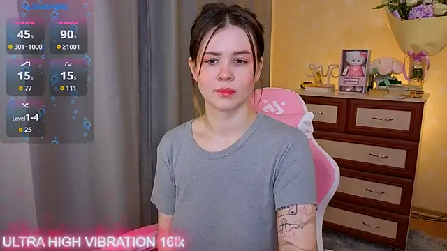 Snapshot of cutie_mili chatting on 10/21/25, 08:15 cutie mili online show from 10/21/25, 08:15