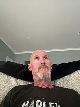 Snapshot of Slim197624 chatting on 10/28/25, 01:42 Slim197624 online show from 10/28/25, 01:42