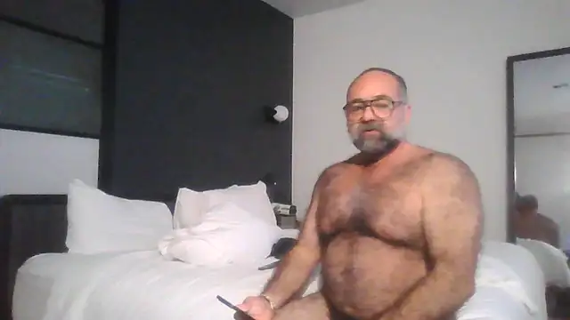 Snapshot of chainjulious chatting on 05/15/26, 01:01 chainjulious online show from 05/15/26, 01:01