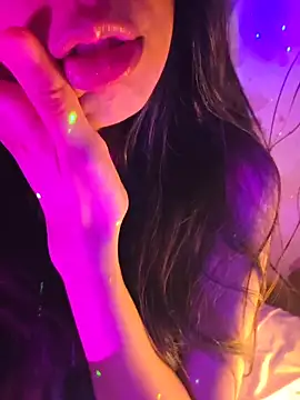 Snapshot of aloneathome chatting on 12/18/25, 08:53 aloneathome online show from 12/18/25, 08:53