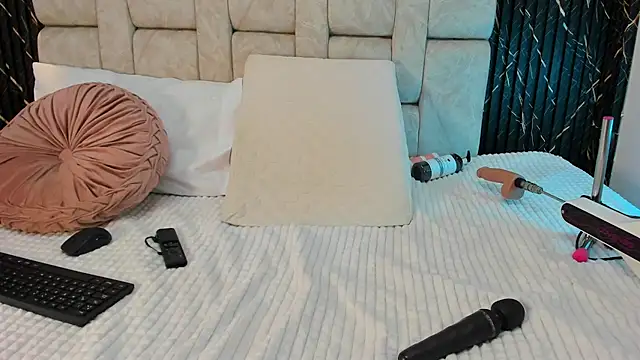 danisaenz  online show from 12/04/25, 07:22