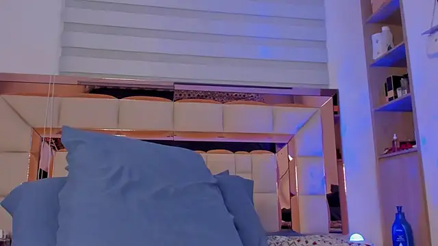 Snapshot of violetta-brown1 chatting on 03/01/25, 05:20 violetta-brown1 online show from 03/01/25, 05:20