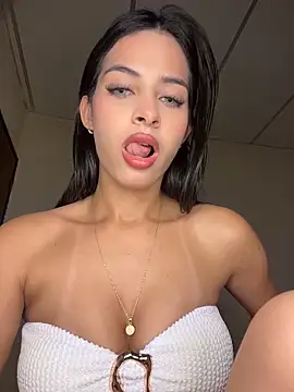 Snapshot of violetta-brown1 chatting on 04/10/26, 01:22 violetta-brown1 online show from 04/10/26, 01:22