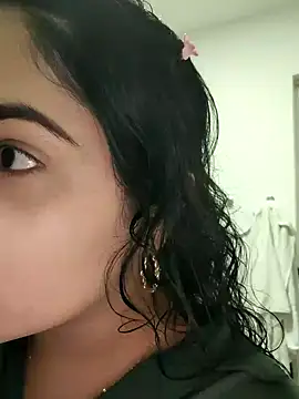 Lia Hurley online show from 01/17/25, 04:47