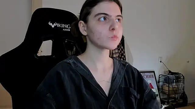 Snapshot of emmamurrr chatting on 12/22/24, 02:06 emmamurrr online show from 12/22/24, 02:06