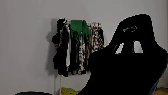 Snapshot of emmamurrr chatting on 12/22/24, 07:52 emmamurrr online show from 12/22/24, 07:52