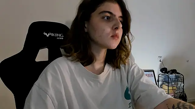 Snapshot of emmamurrr chatting on 12/23/24, 07:20 emmamurrr online show from 12/23/24, 07:20