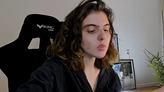 Snapshot of emmamurrr chatting on 12/25/24, 08:28 emmamurrr online show from 12/25/24, 08:28