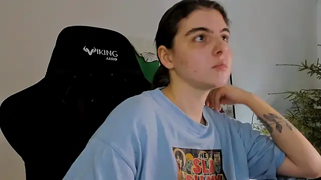 Snapshot of emmamurrr chatting on 01/13/25, 07:21 emmamurrr online show from 01/13/25, 07:21