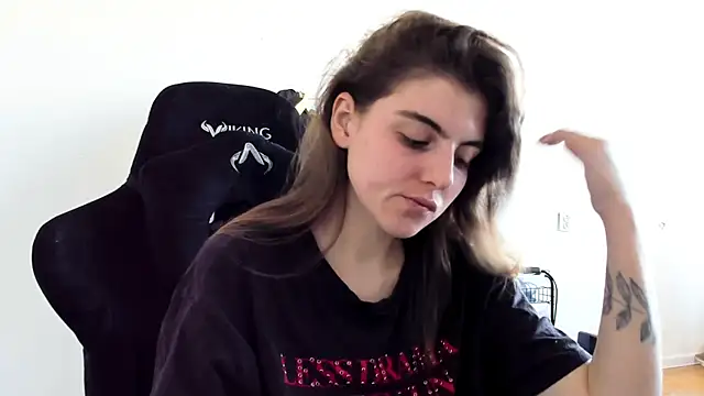 Snapshot of emmamurrr chatting on 09/11/25, 10:04 emmamurrr online show from 09/11/25, 10:04