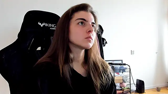 Snapshot of emmamurrr chatting on 10/12/25, 10:25 emmamurrr online show from 10/12/25, 10:25