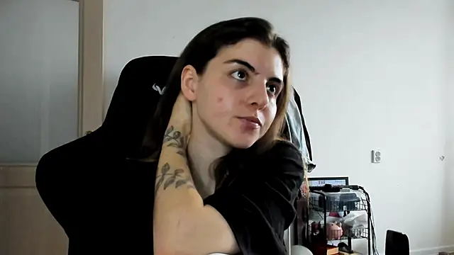 Snapshot of emmamurrr chatting on 11/06/25, 08:37 emmamurrr online show from 11/06/25, 08:37