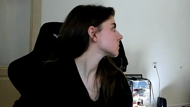 Snapshot of emmamurrr chatting on 11/07/25, 02:06 emmamurrr online show from 11/07/25, 02:06