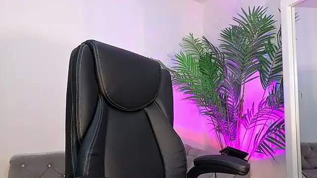 Snapshot of alina_cruz chatting on 11/04/25, 10:31 alina cruz online show from 11/04/25, 10:31