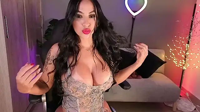 Snapshot of alina_cruz chatting on 12/15/25, 11:09 alina cruz online show from 12/15/25, 11:09