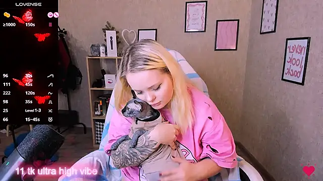 Snapshot of flower_sarah_ chatting on 02/25/25, 04:10 flower sarah  online show from 02/25/25, 04:10