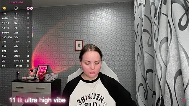 Snapshot of flower_sarah_ chatting on 10/30/25, 09:26 flower sarah  online show from 10/30/25, 09:26